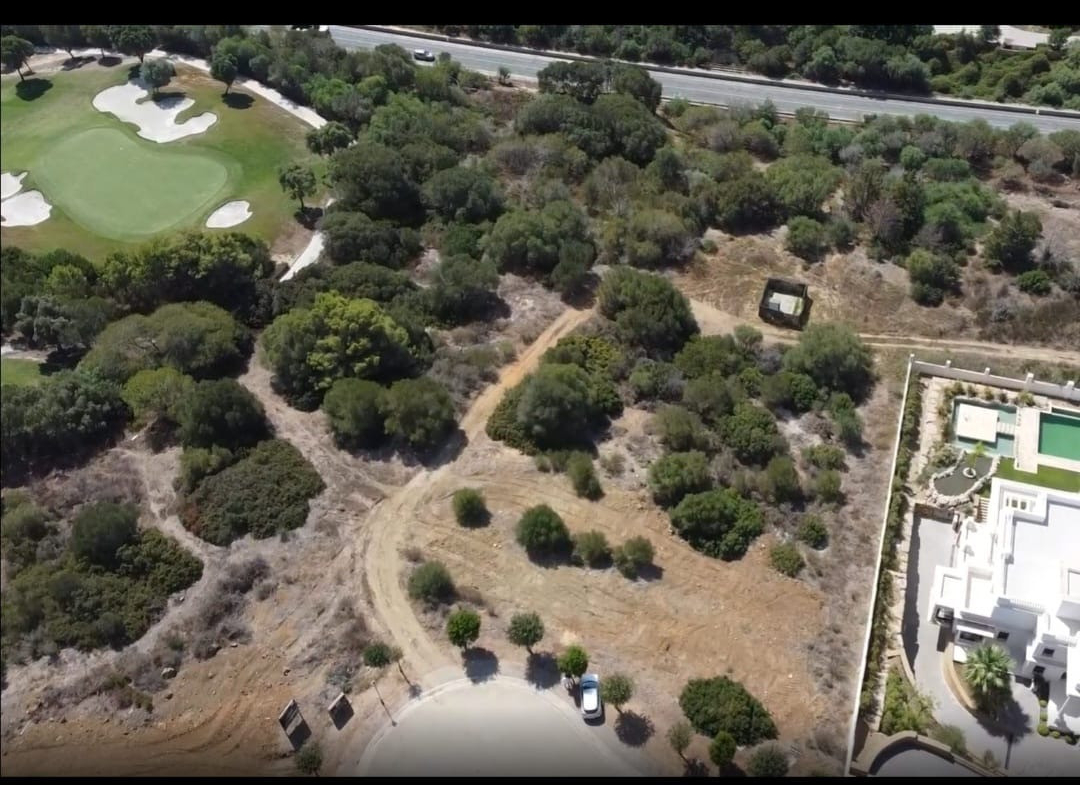 INCREÍBLE PARCELA EN VENTA CON PROYECTO, PERMISO DE CONSTRUCCIÓN Y VISTAS AL MAR EN SOTOGRANDE