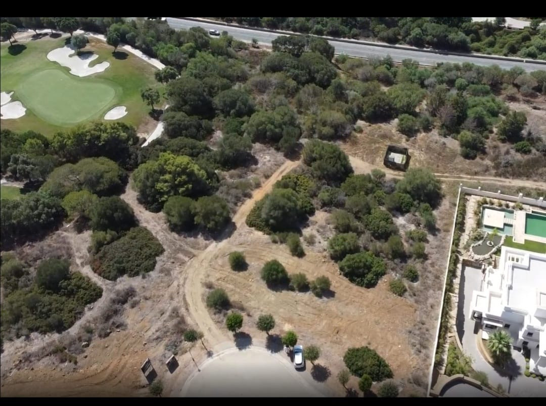 INCREÍBLE PARCELA EN VENTA CON PROYECTO, PERMISO DE CONSTRUCCIÓN Y VISTAS AL MAR EN SOTOGRANDE