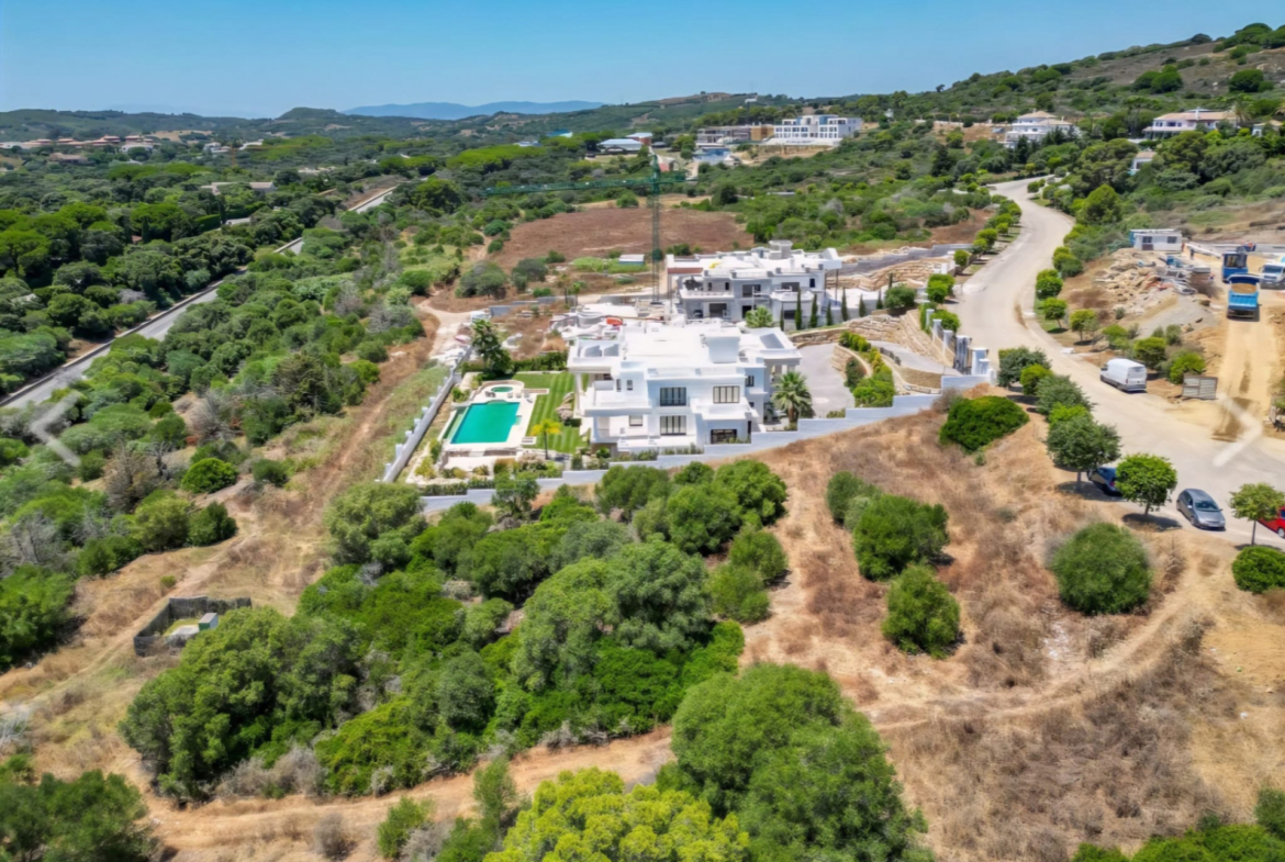 INCREÍBLE PARCELA EN VENTA CON PROYECTO, PERMISO DE CONSTRUCCIÓN Y VISTAS AL MAR EN SOTOGRANDE