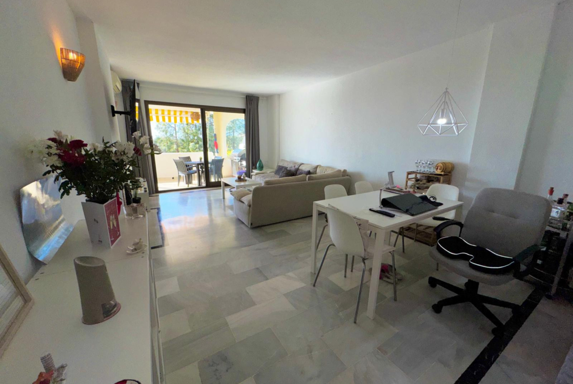 Fantastisch appartement op de eerste verdieping in Calahonda met een prachtig uitzicht op zee