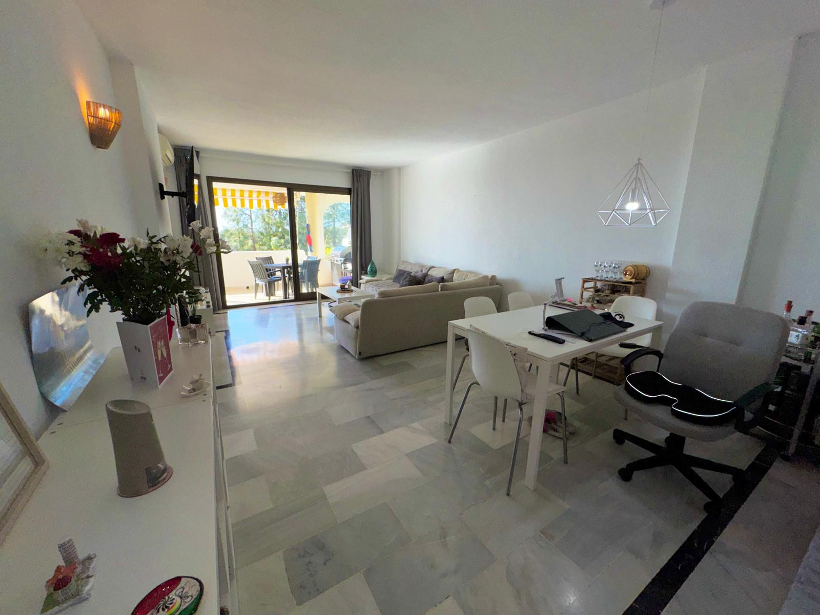 Fantastisch appartement op de eerste verdieping in Calahonda met een prachtig uitzicht op zee