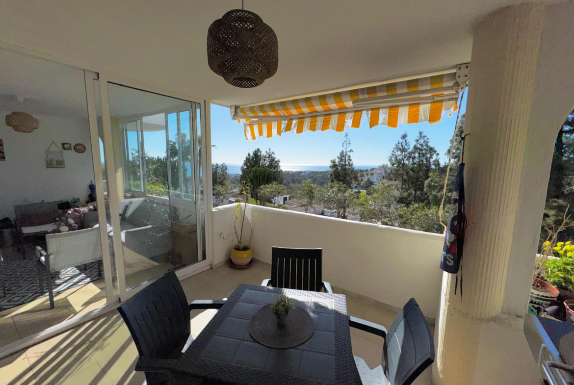 Fantastisch appartement op de eerste verdieping in Calahonda met een prachtig uitzicht op zee