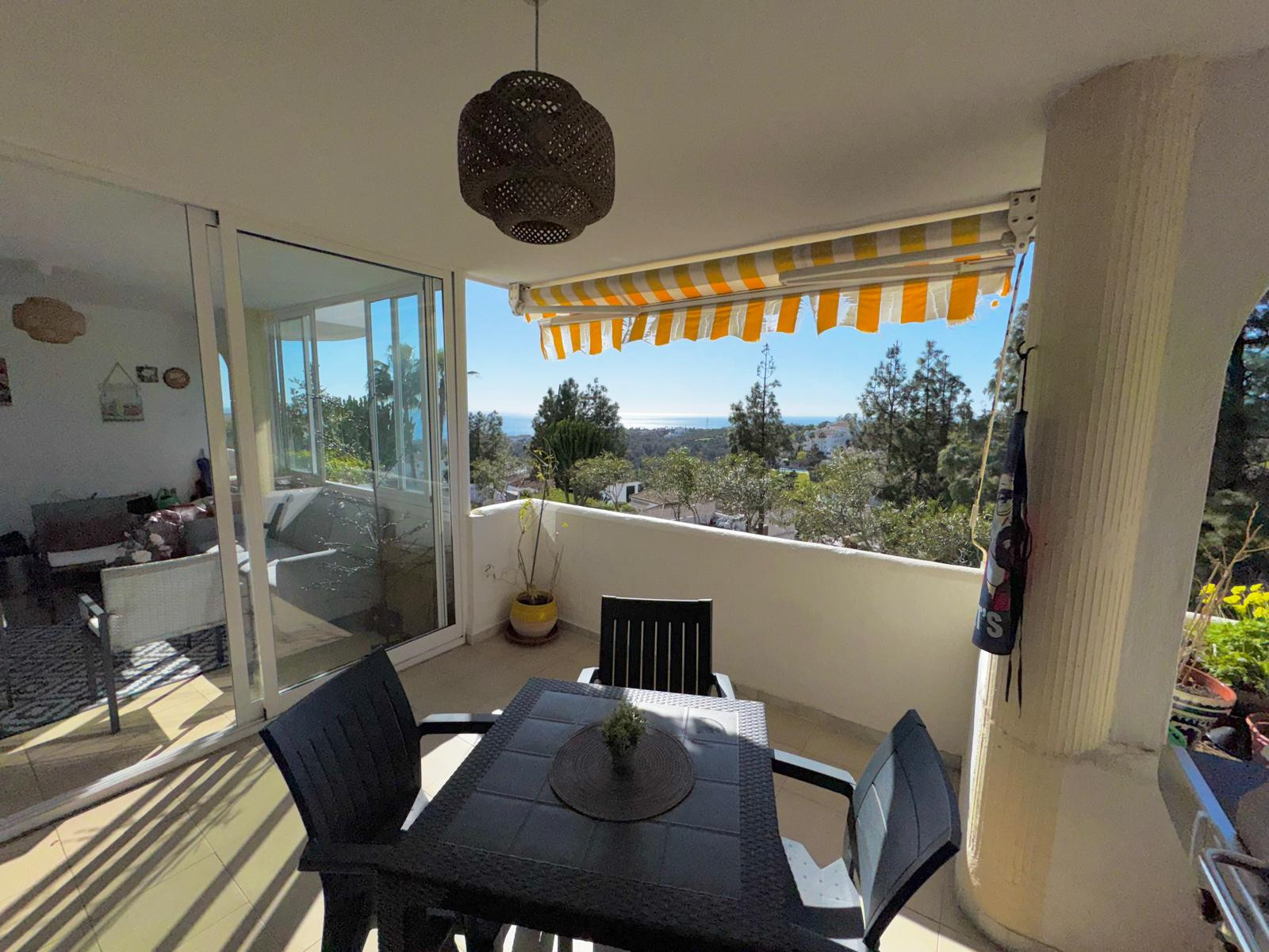Fantastisch appartement op de eerste verdieping in Calahonda met een prachtig uitzicht op zee