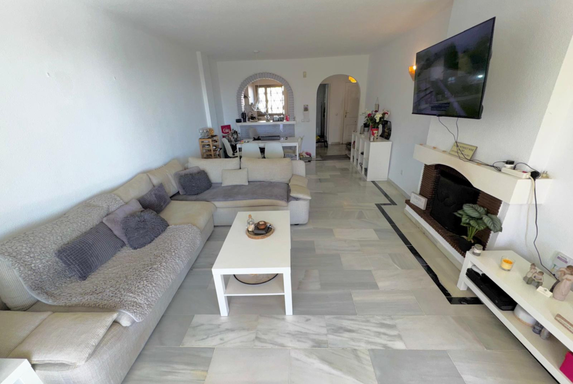 Fantastisch appartement op de eerste verdieping in Calahonda met een prachtig uitzicht op zee