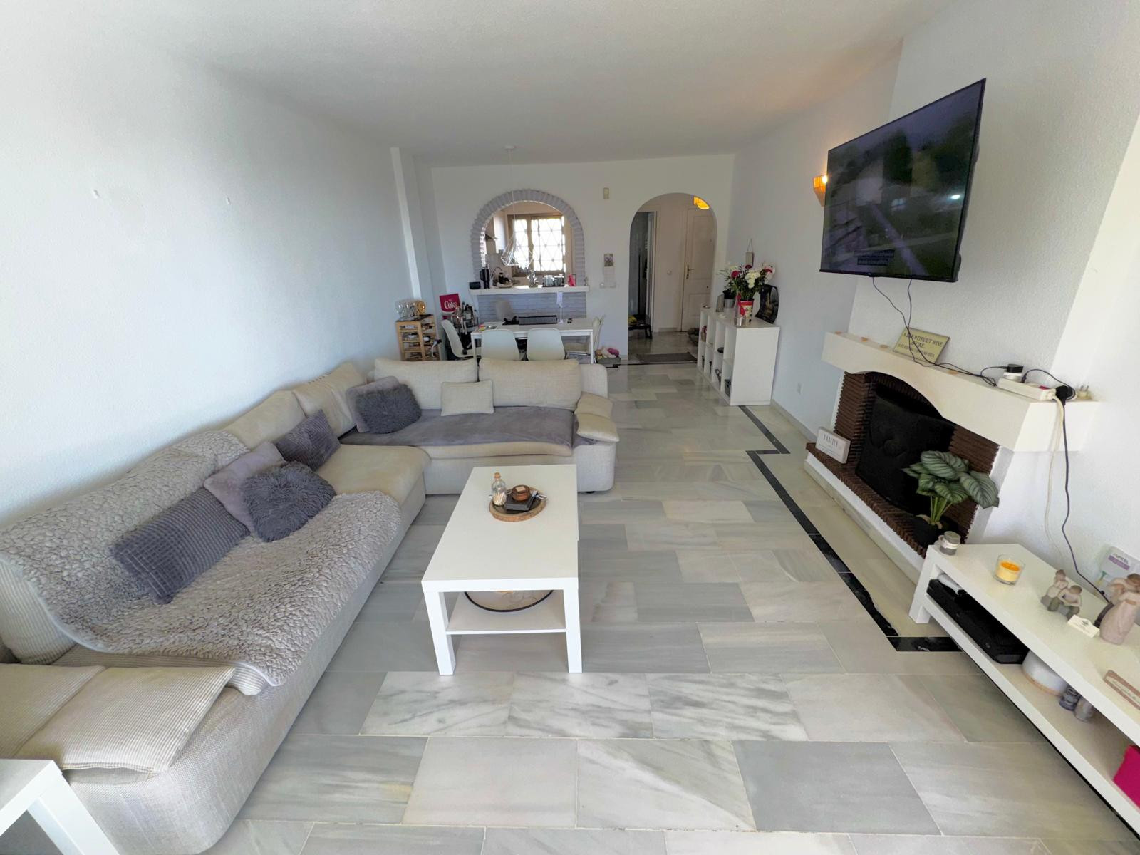 Fantastisch appartement op de eerste verdieping in Calahonda met een prachtig uitzicht op zee