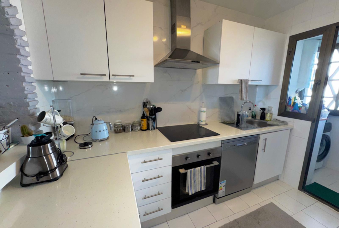 Fantastisch appartement op de eerste verdieping in Calahonda met een prachtig uitzicht op zee