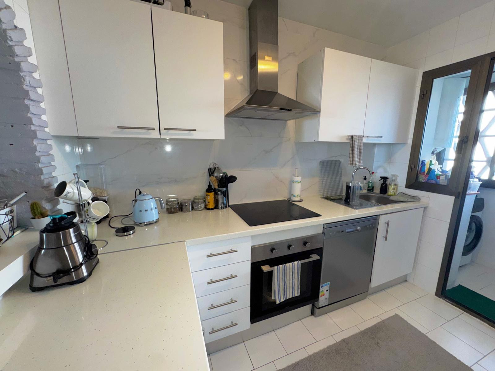 Fantastisch appartement op de eerste verdieping in Calahonda met een prachtig uitzicht op zee