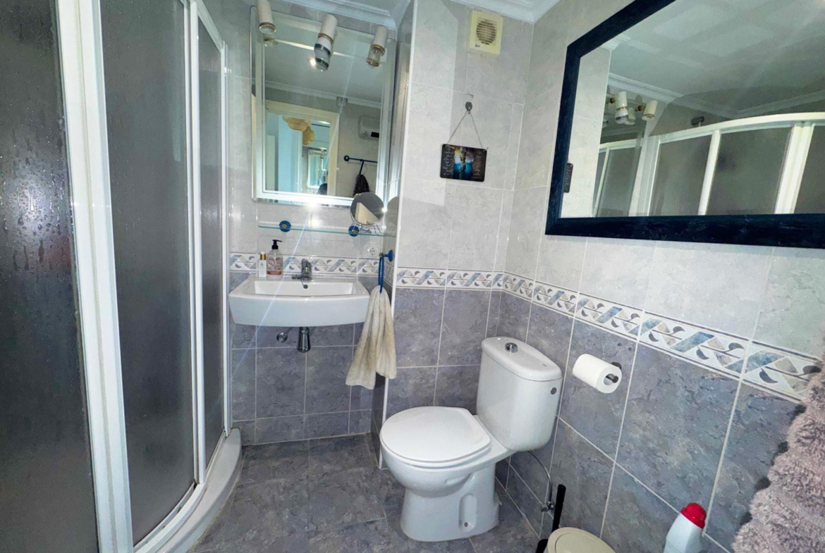 Fantastisch appartement op de eerste verdieping in Calahonda met een prachtig uitzicht op zee