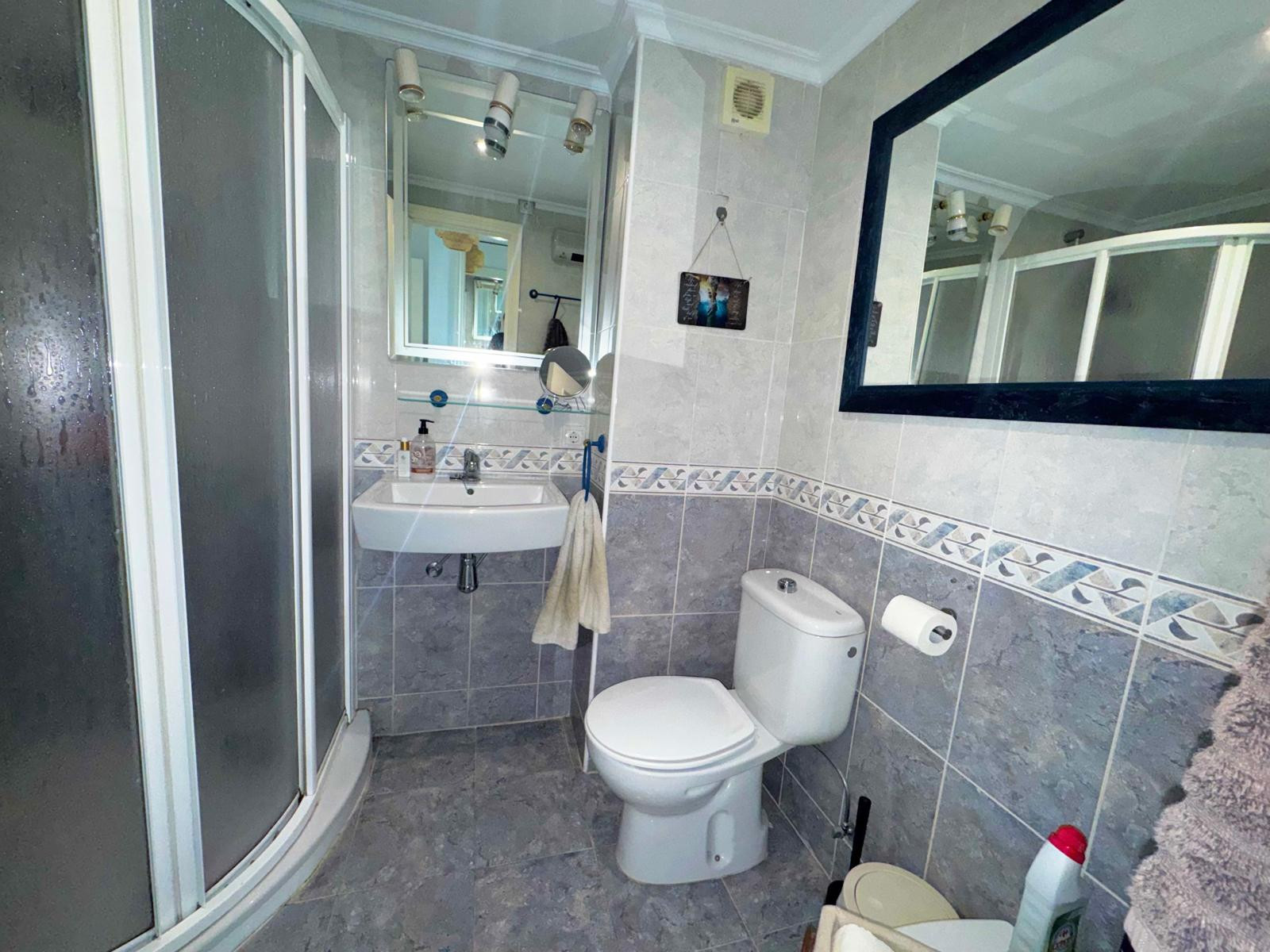 Fantastisch appartement op de eerste verdieping in Calahonda met een prachtig uitzicht op zee