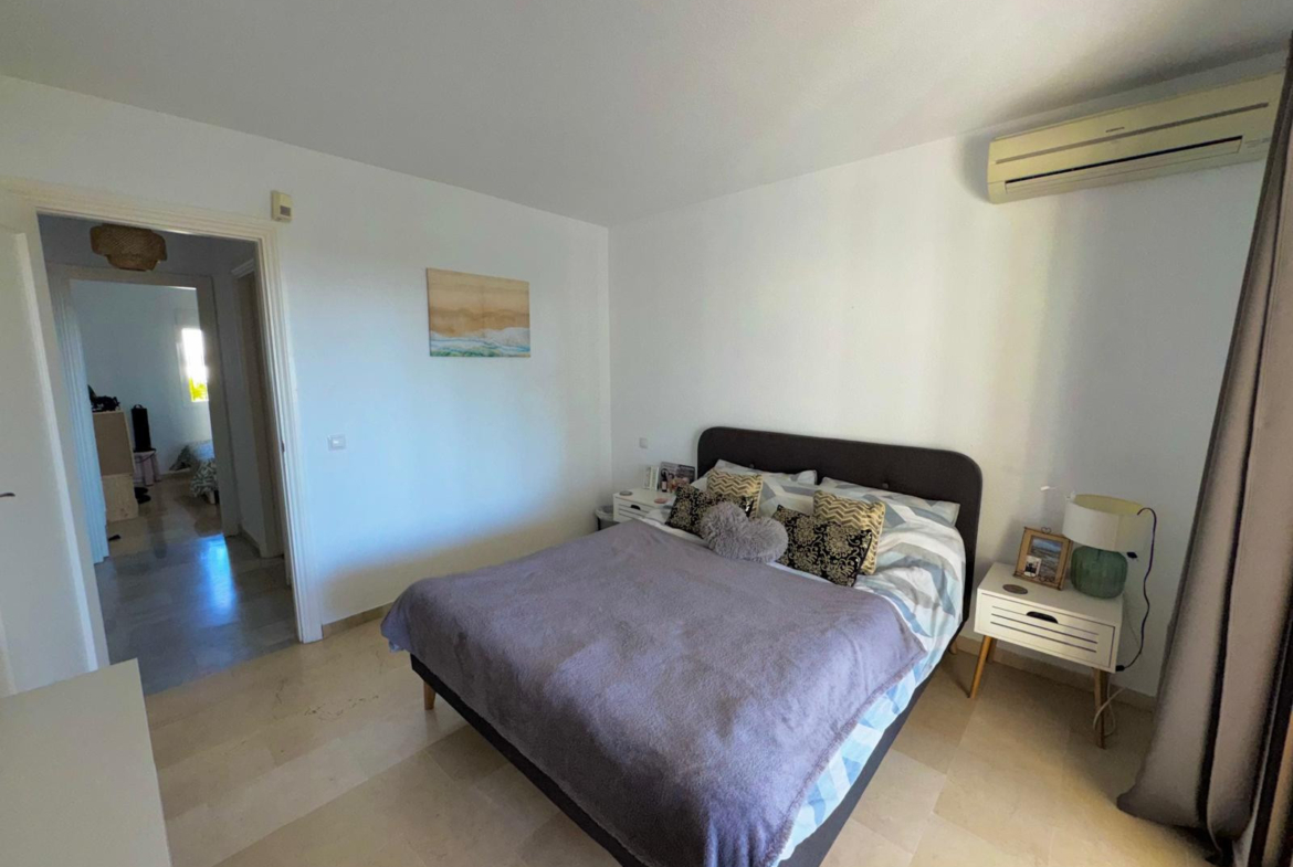 Fantastisch appartement op de eerste verdieping in Calahonda met een prachtig uitzicht op zee
