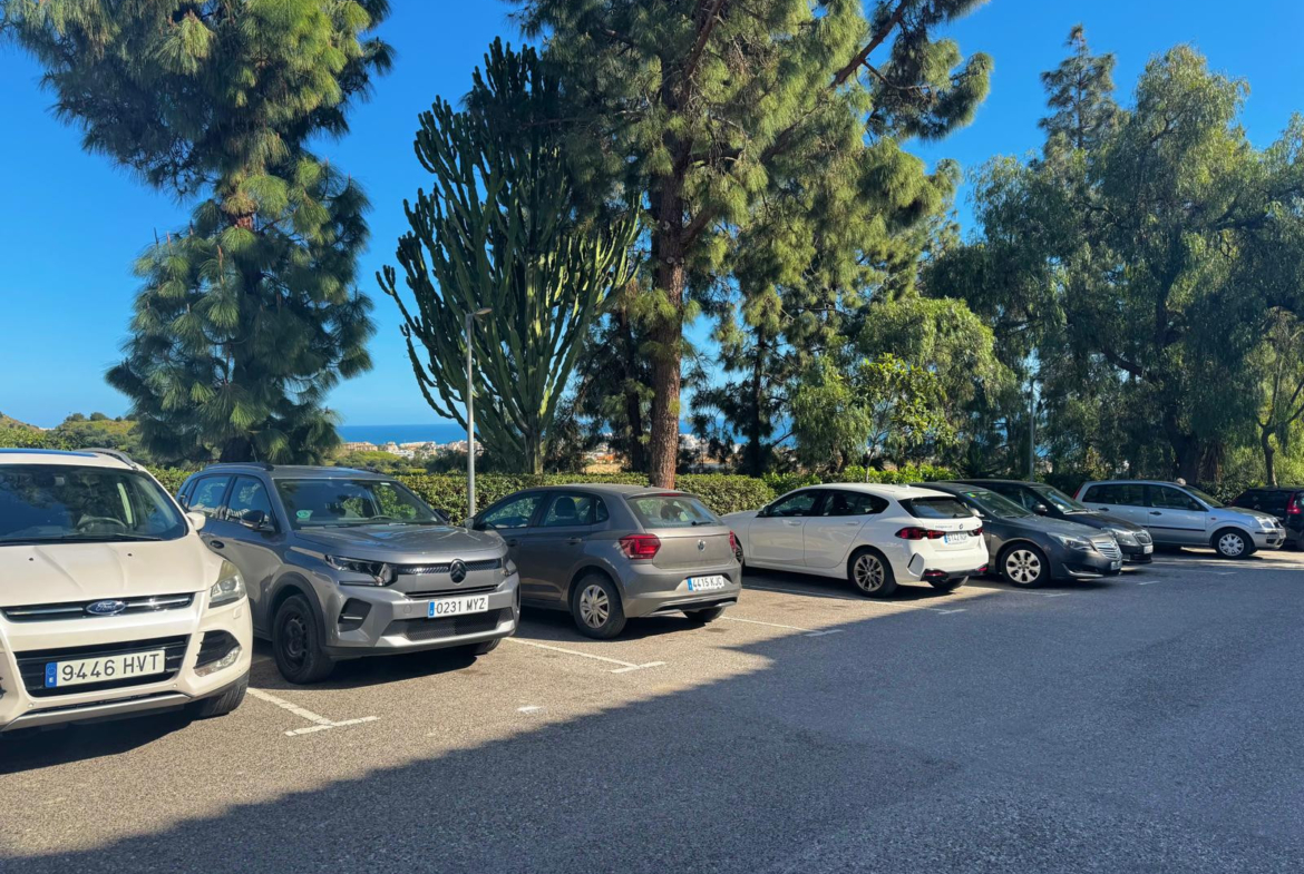 Fantástico apartamento de dos dormitorios, orientado al suroeste en primera planta en Calahonda con hermosas vistas al mar