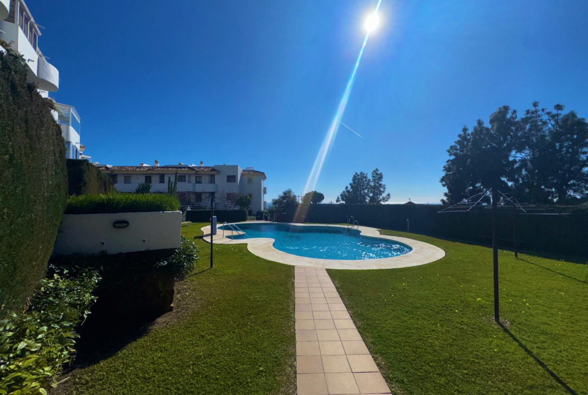Fantastisch appartement op de eerste verdieping in Calahonda met een prachtig uitzicht op zee
