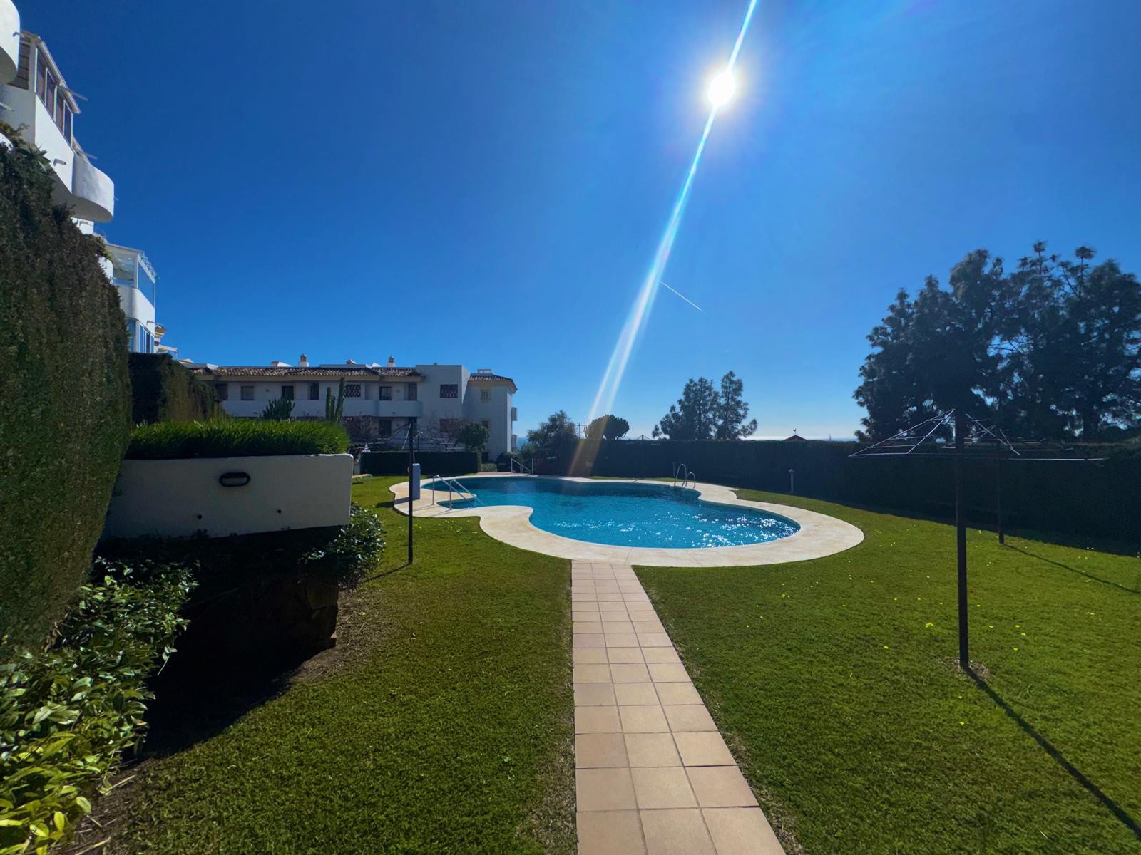 Fantastisch appartement op de eerste verdieping in Calahonda met een prachtig uitzicht op zee