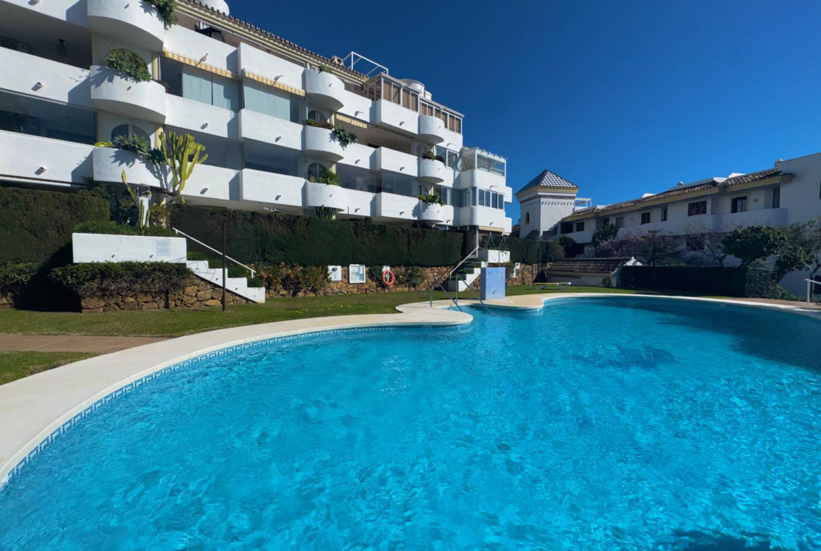 Fantastisch appartement op de eerste verdieping in Calahonda met een prachtig uitzicht op zee
