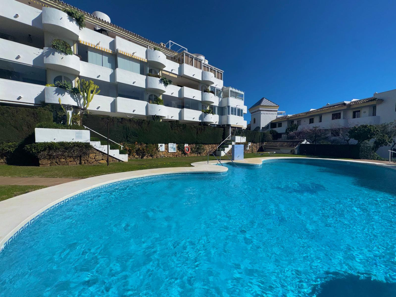Fantastisch appartement op de eerste verdieping in Calahonda met een prachtig uitzicht op zee