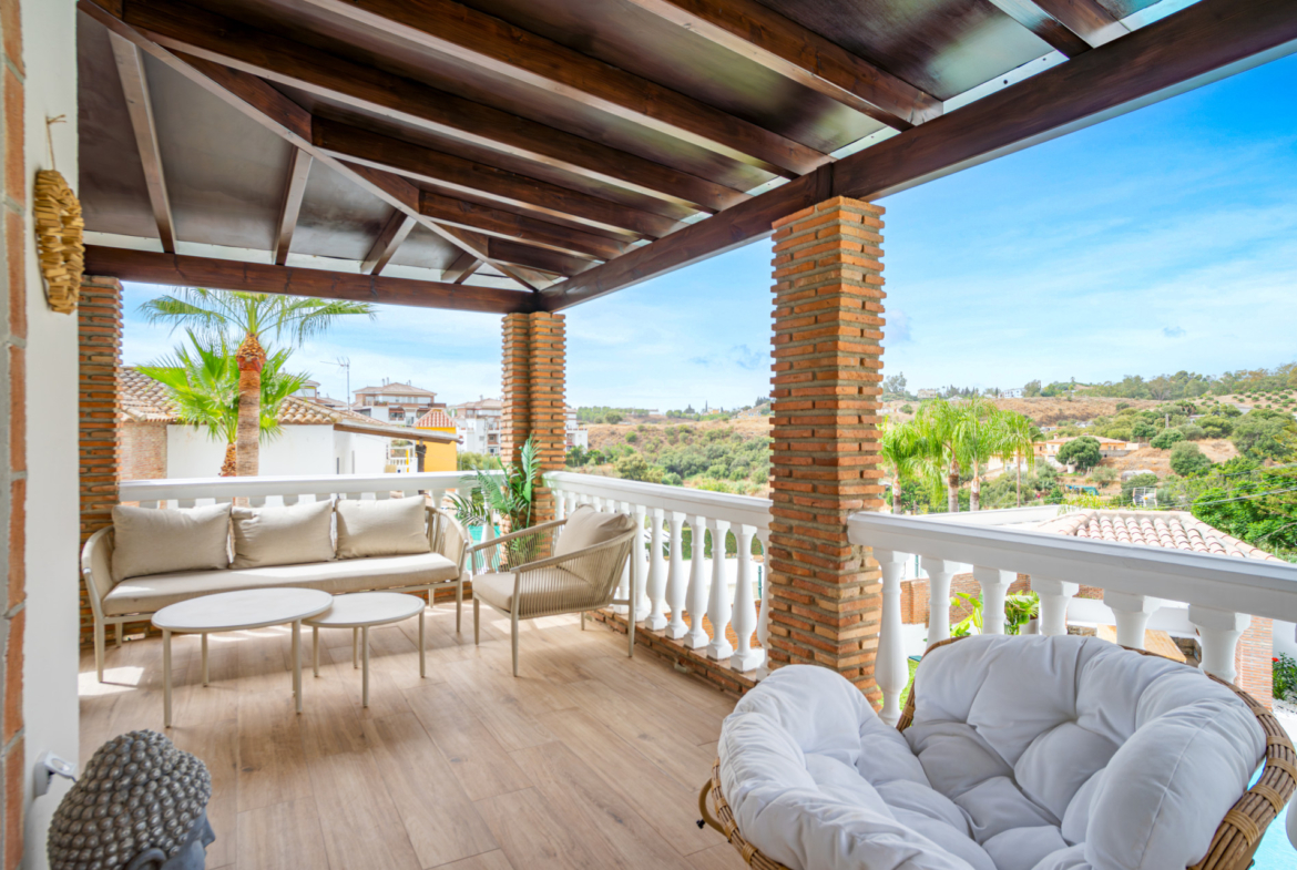 Onlangs gerenoveerde, prachtige villa met zes slaapkamers in Mijas, met privé zwembad