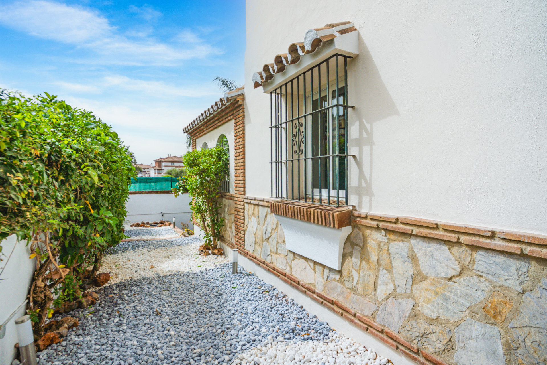 Recientemente reformado, impresionante villa de seis dormitorios en Mijas, con piscina privada – a poca distancia de la playa y Fuengirola Center