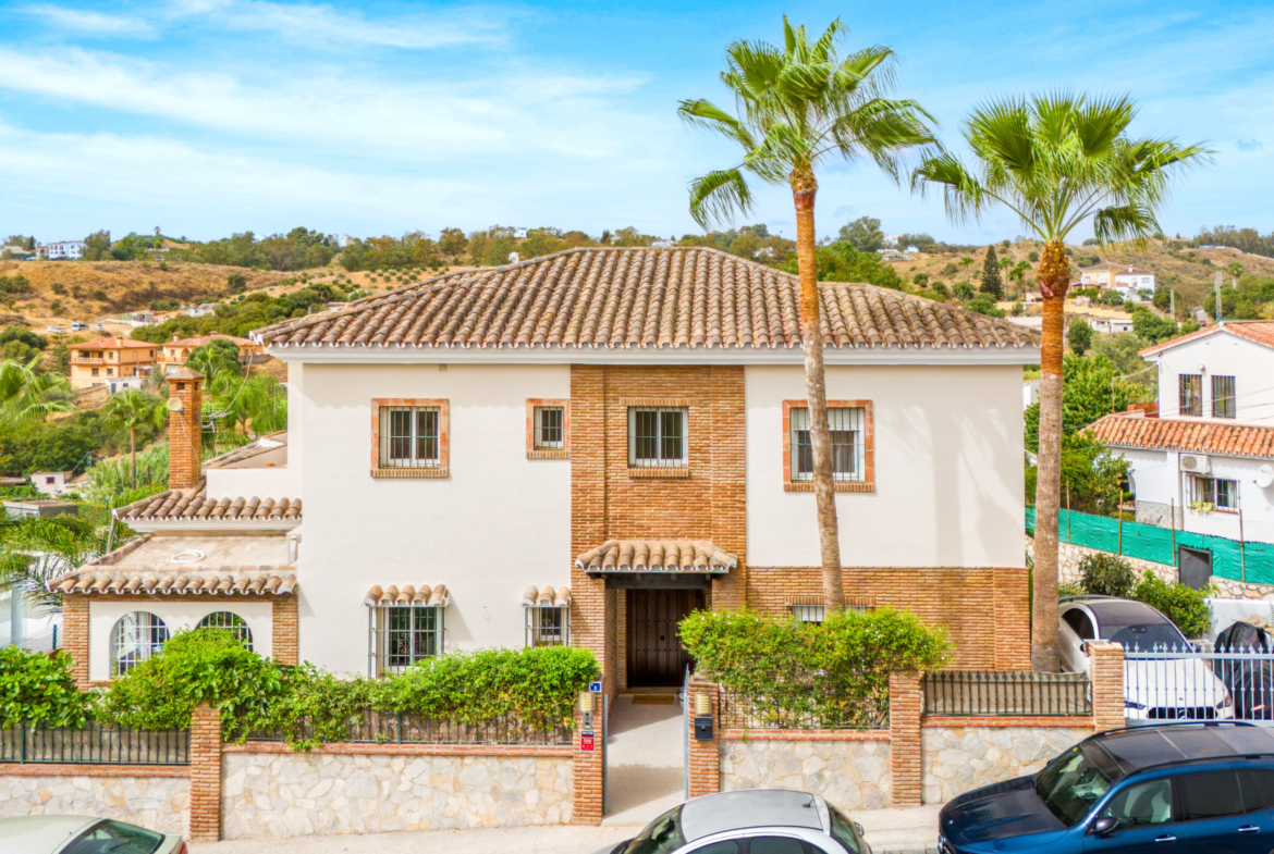 Recientemente reformado, impresionante villa de seis dormitorios en Mijas, con piscina privada – a poca distancia de la playa y Fuengirola Center