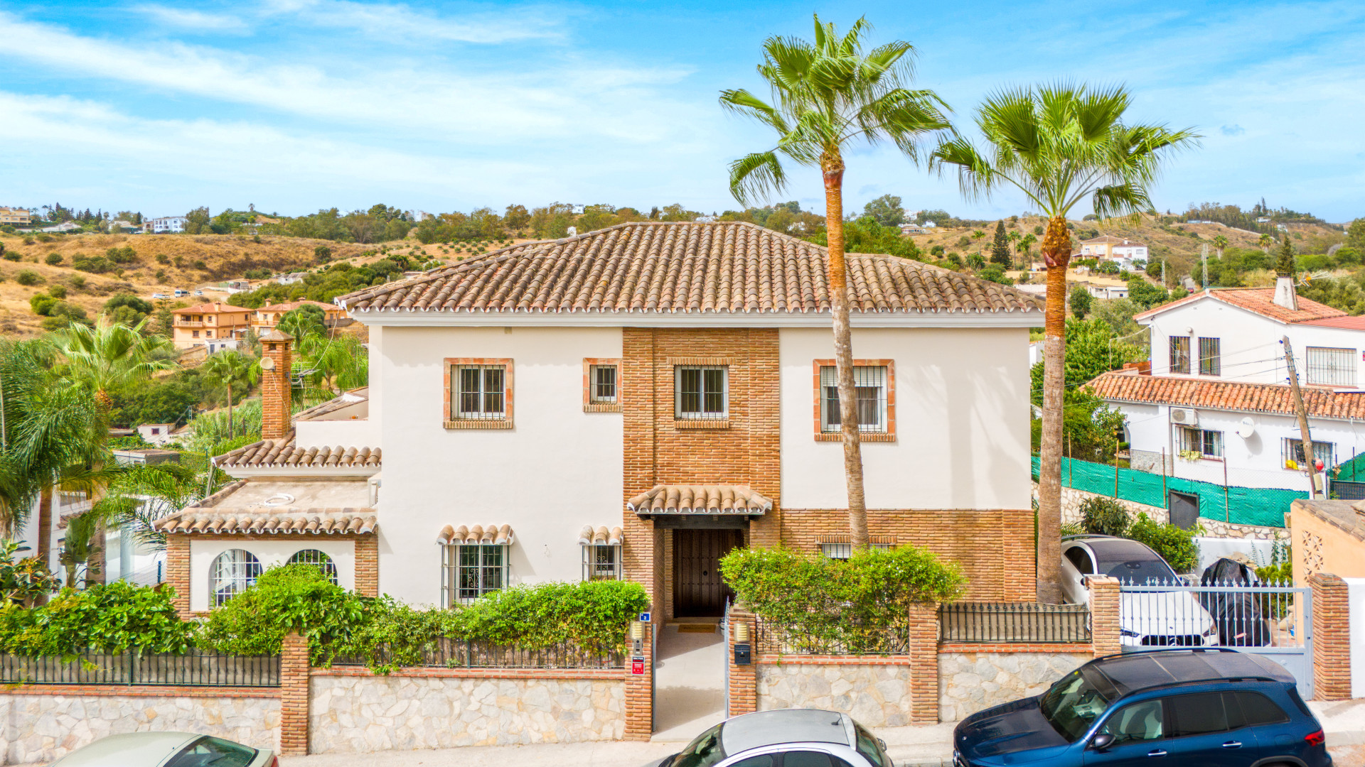 Recientemente reformado, impresionante villa de seis dormitorios en Mijas, con piscina privada – a poca distancia de la playa y Fuengirola Center
