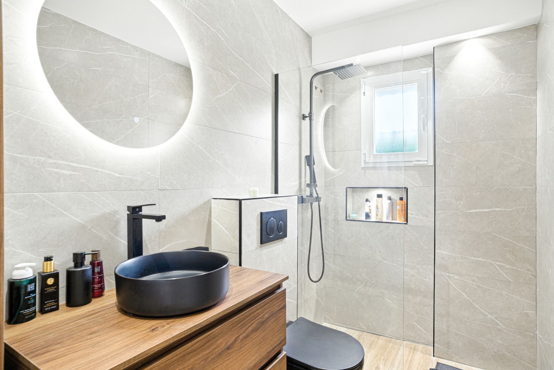 Recientemente reformado, impresionante villa de seis dormitorios en Mijas, con piscina privada – a poca distancia de la playa y Fuengirola Center