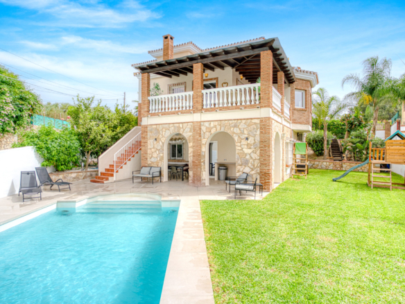 Onlangs gerenoveerde, prachtige villa met zes slaapkamers in Mijas, met privé zwembad