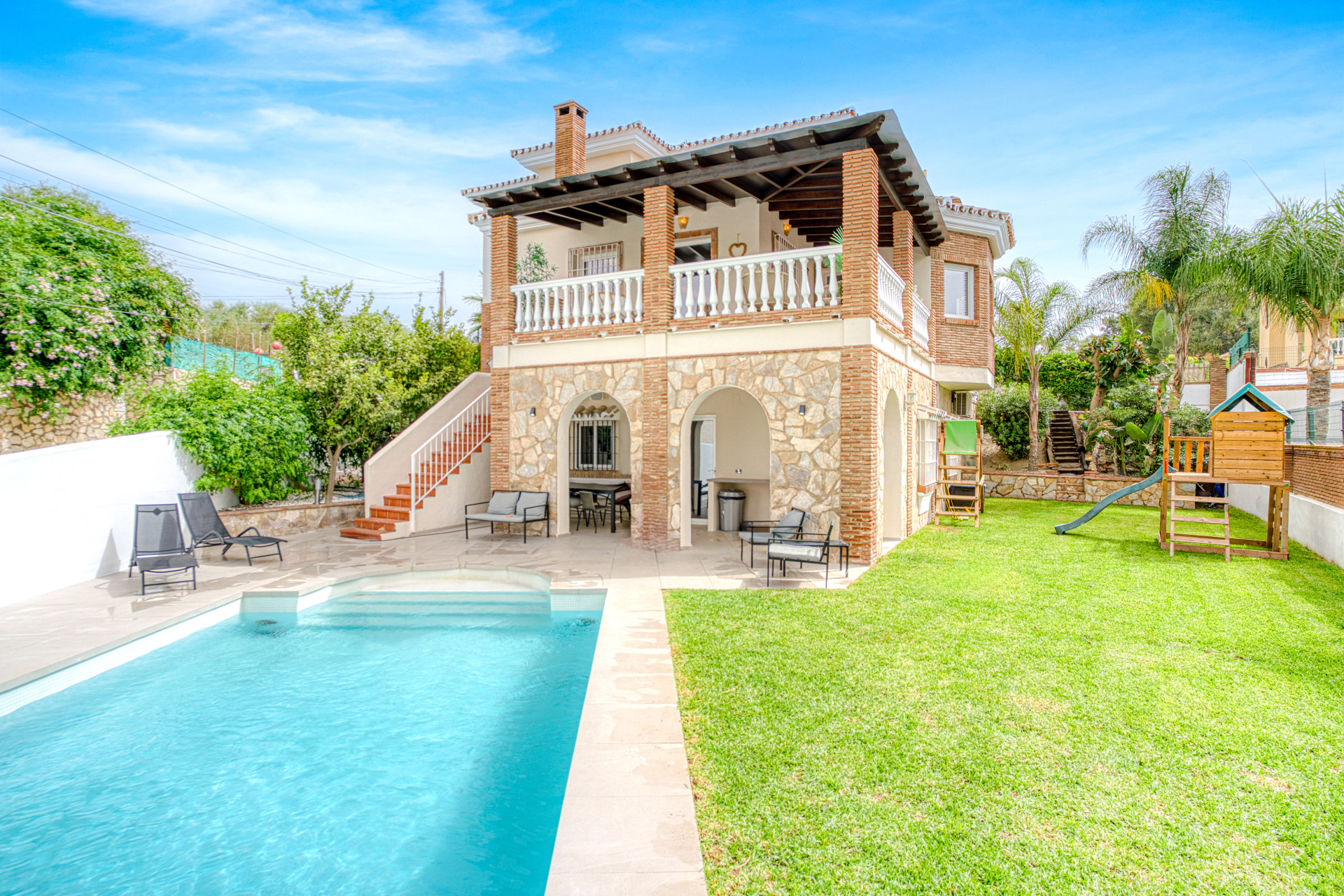 Onlangs gerenoveerde, prachtige villa met zes slaapkamers in Mijas, met privé zwembad
