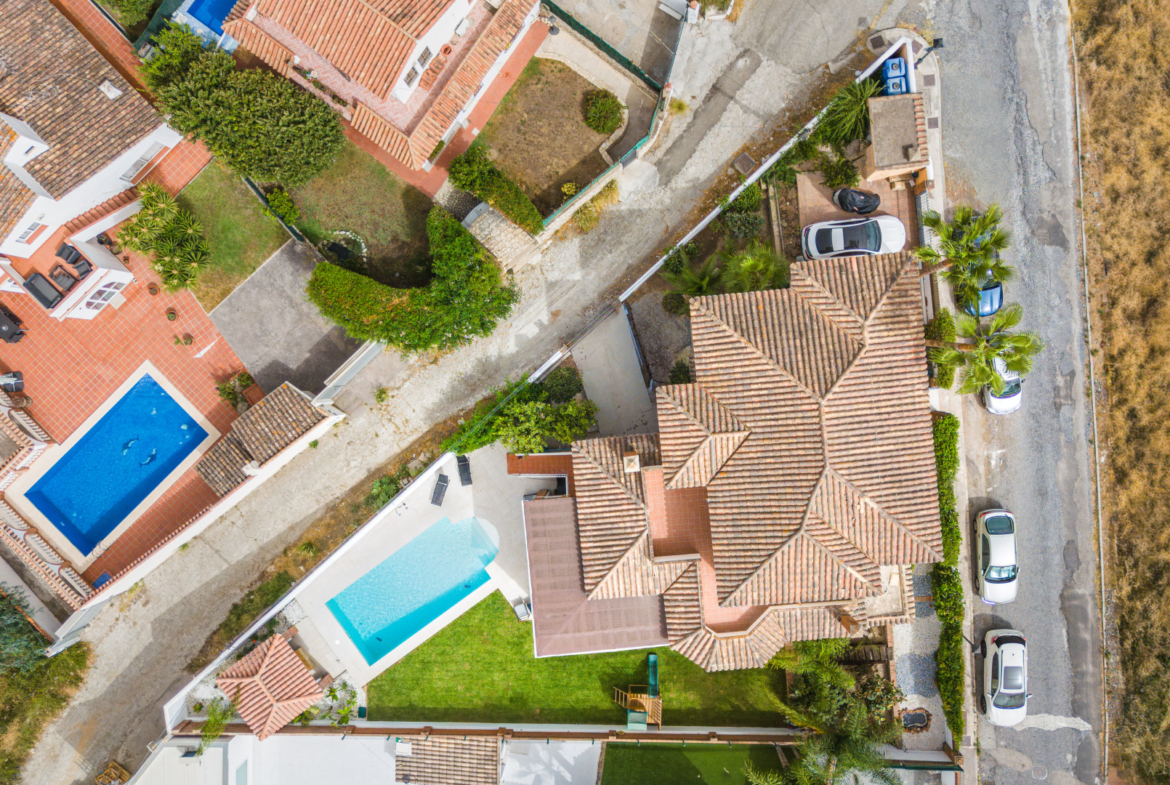 Recientemente reformado, impresionante villa de seis dormitorios en Mijas, con piscina privada – a poca distancia de la playa y Fuengirola Center