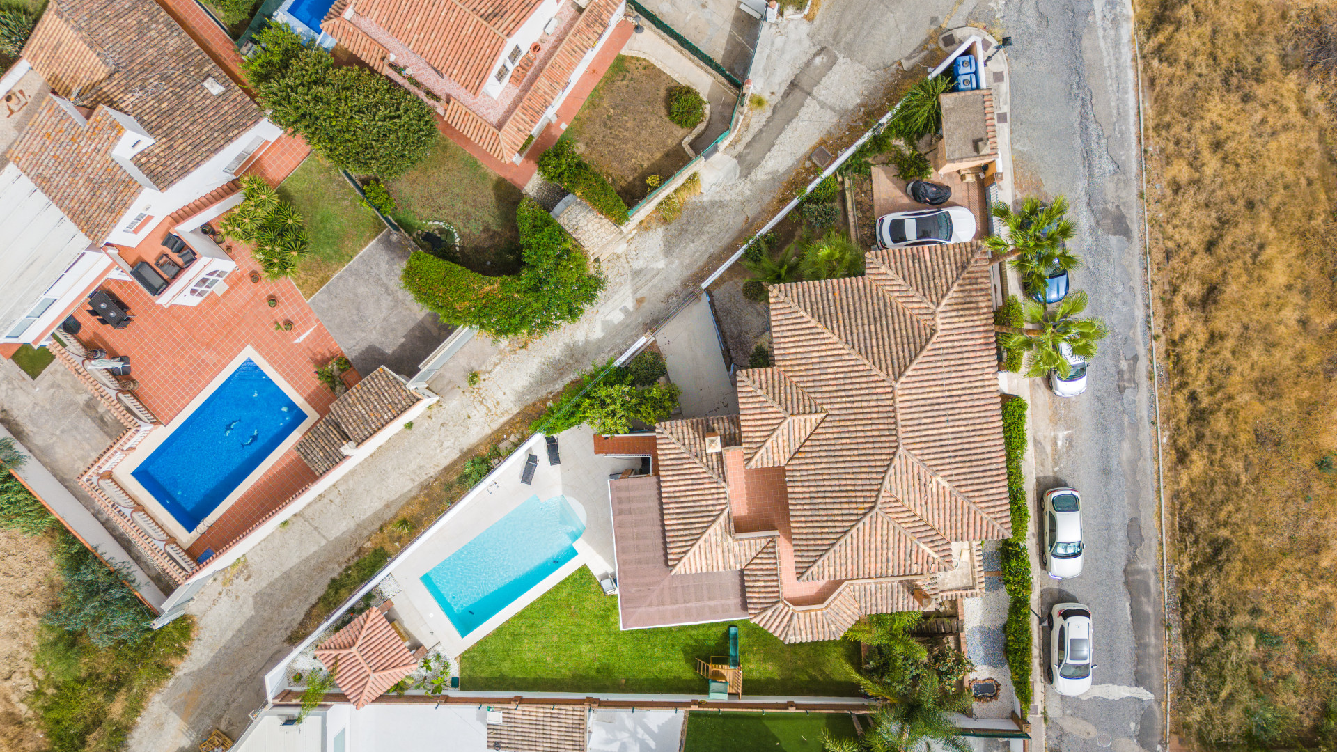 Recientemente reformado, impresionante villa de seis dormitorios en Mijas, con piscina privada – a poca distancia de la playa y Fuengirola Center