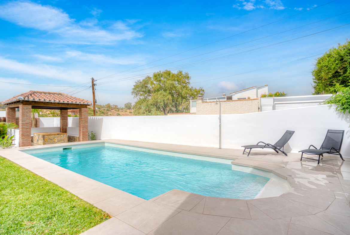 Onlangs gerenoveerde, prachtige villa met zes slaapkamers in Mijas, met privé zwembad
