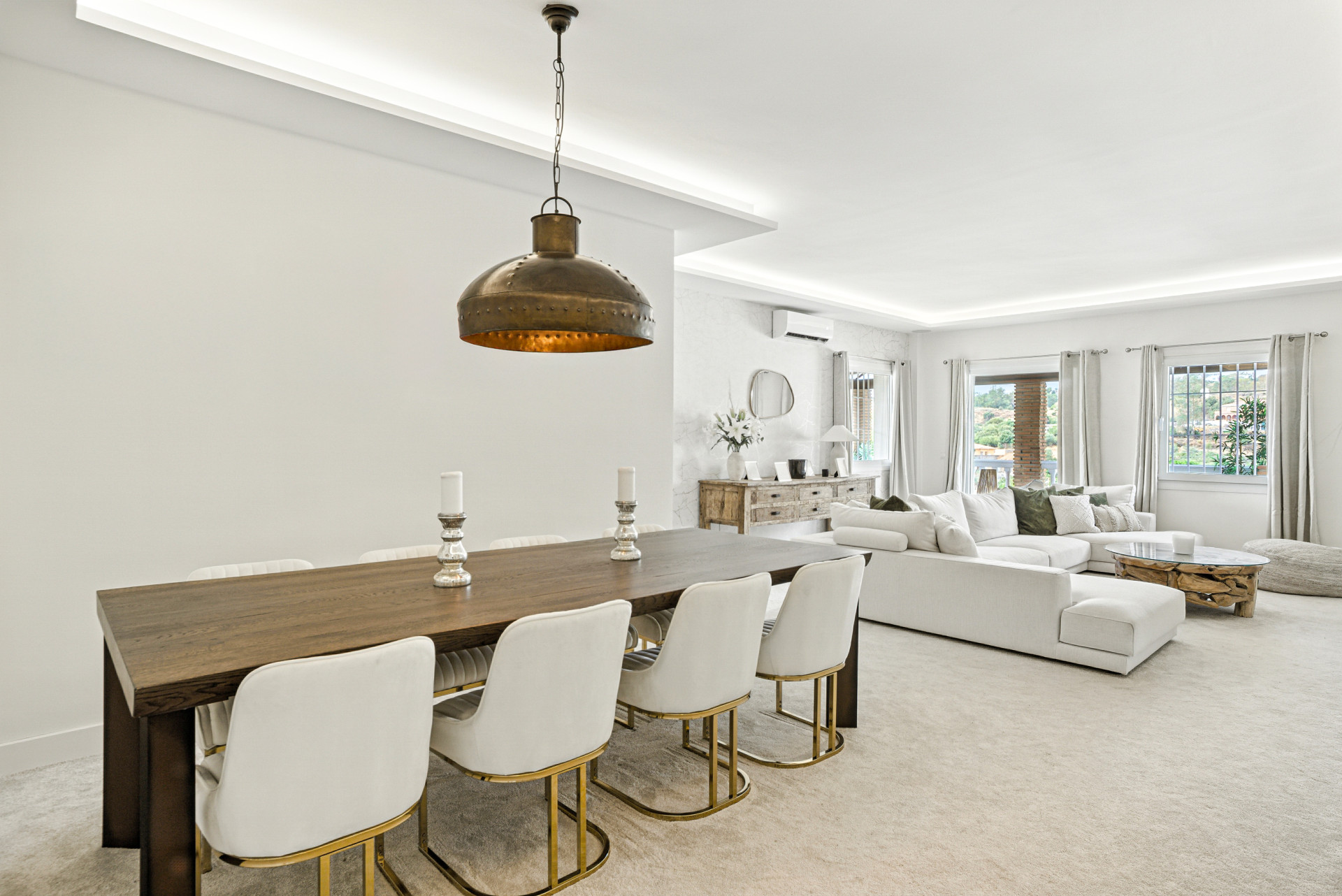 Recientemente reformado, impresionante villa de seis dormitorios en Mijas, con piscina privada – a poca distancia de la playa y Fuengirola Center