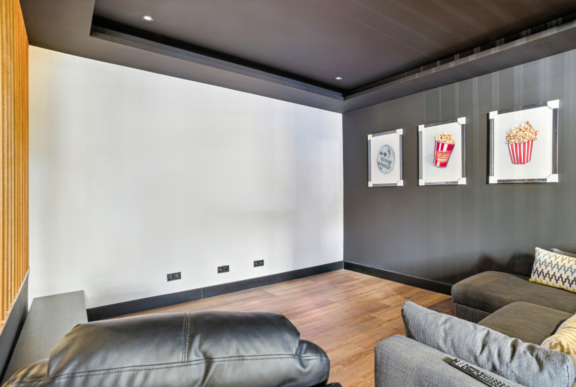 Recientemente reformado, impresionante villa de seis dormitorios en Mijas, con piscina privada – a poca distancia de la playa y Fuengirola Center