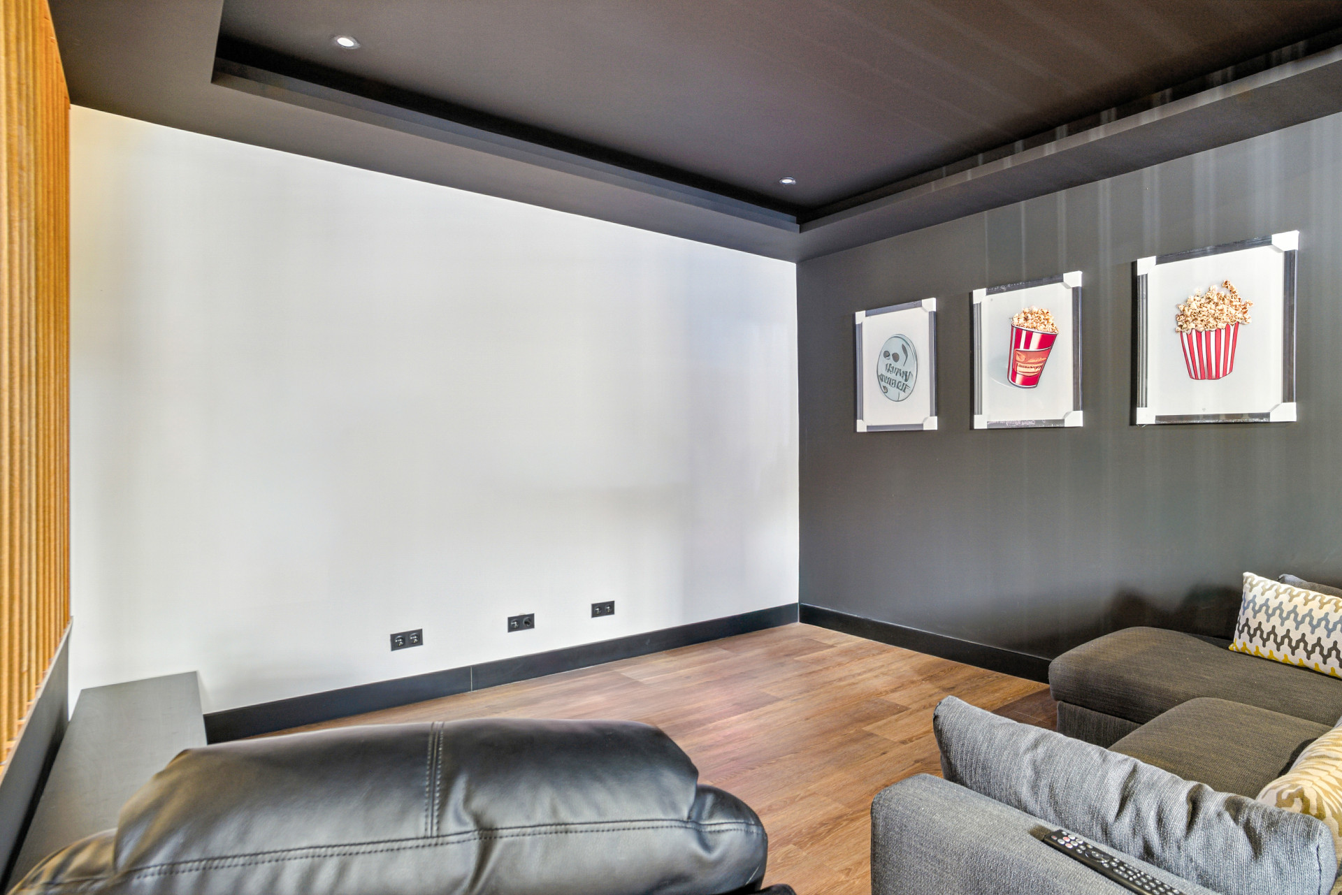 Recientemente reformado, impresionante villa de seis dormitorios en Mijas, con piscina privada – a poca distancia de la playa y Fuengirola Center
