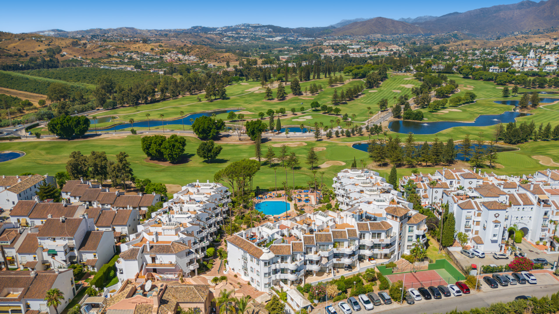Prachtig drie slaapkamer, gerenoveerd gelijkvloers appartement gelegen binnen de gewilde Matchroom Country Club in Mijas Golf