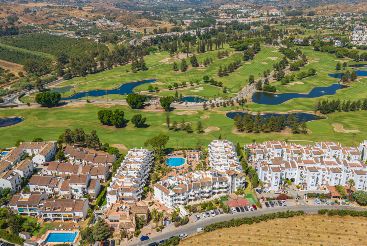 Prachtig drie slaapkamer, gerenoveerd gelijkvloers appartement gelegen binnen de gewilde Matchroom Country Club in Mijas Golf