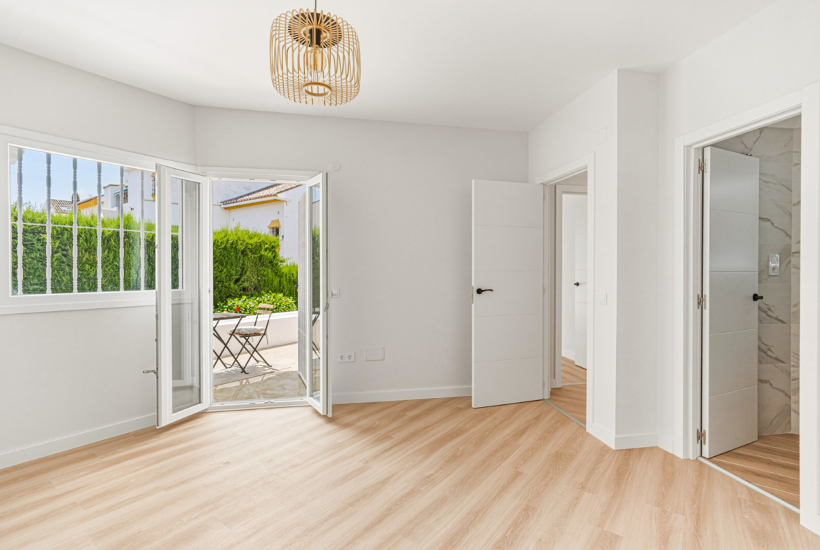 Prachtig drie slaapkamer, gerenoveerd gelijkvloers appartement gelegen binnen de gewilde Matchroom Country Club in Mijas Golf