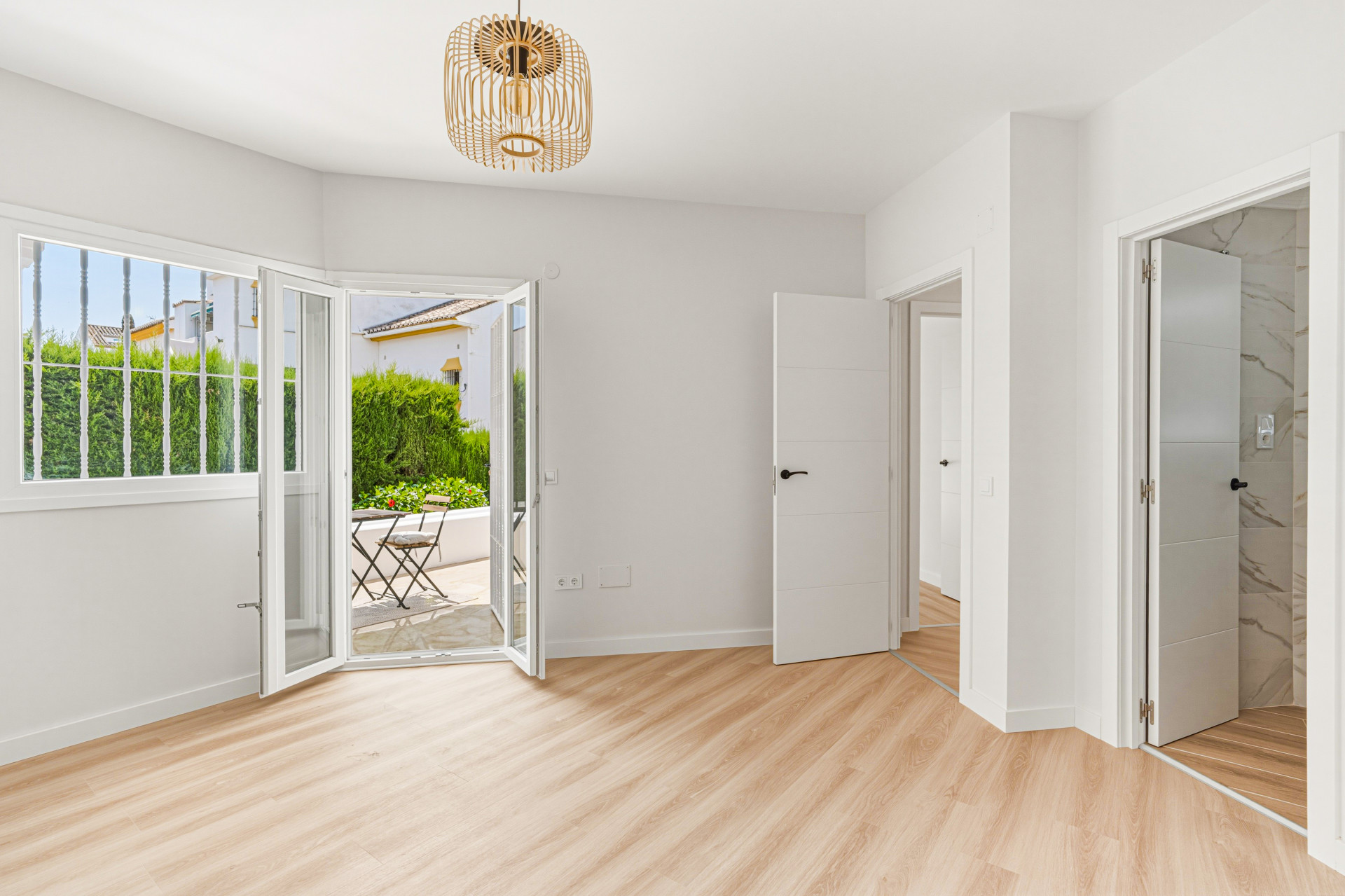Prachtig drie slaapkamer, gerenoveerd gelijkvloers appartement gelegen binnen de gewilde Matchroom Country Club in Mijas Golf