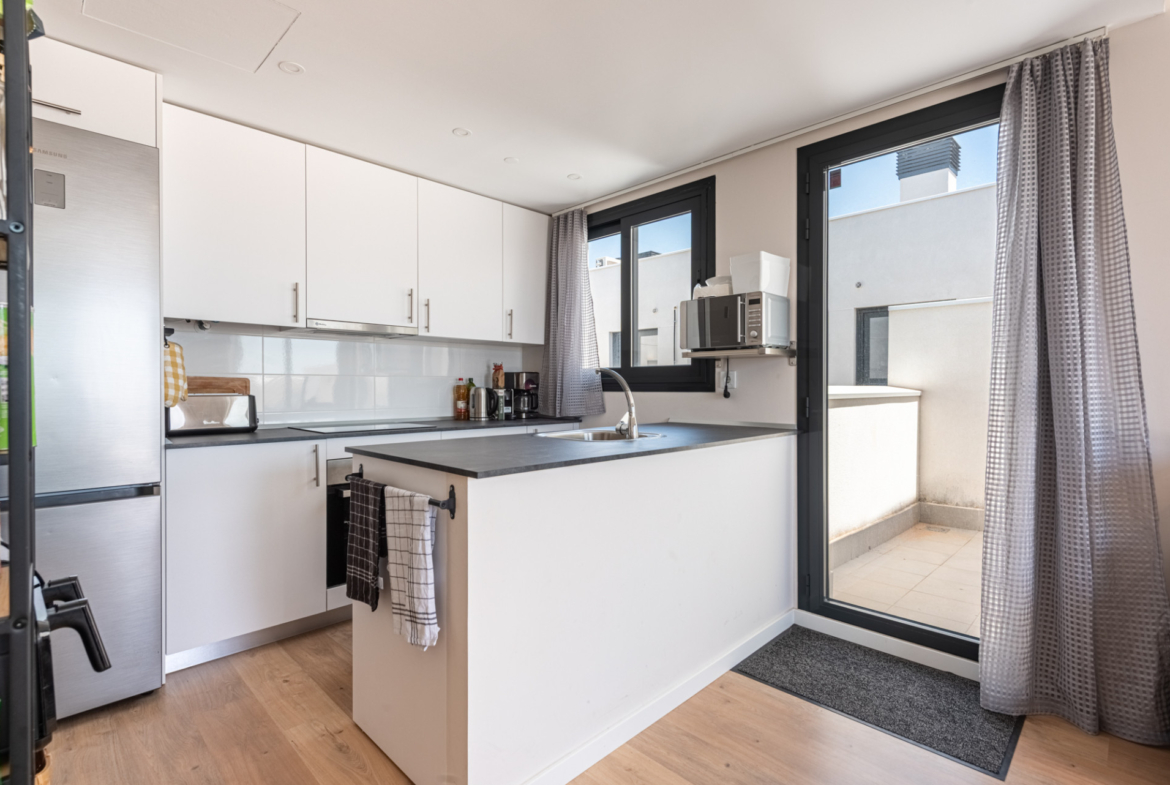 Dit moderne penthouse met 3 slaapkamers en 2 badkamers is gelegen in een recent opgeleverd complex (2023) in de gewilde wijk Las Lagunas in Mijas Costa.