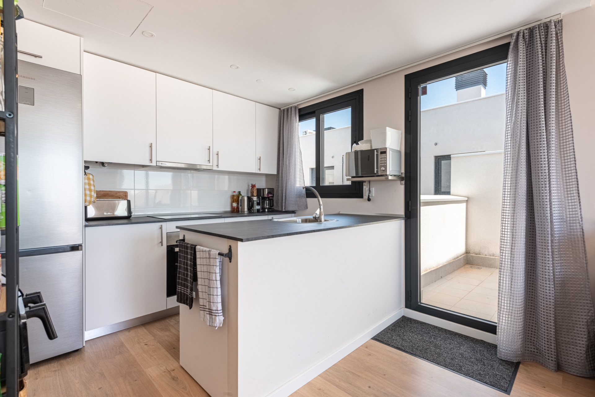 Dit moderne penthouse met 3 slaapkamers en 2 badkamers is gelegen in een recent opgeleverd complex (2023) in de gewilde wijk Las Lagunas in Mijas Costa.