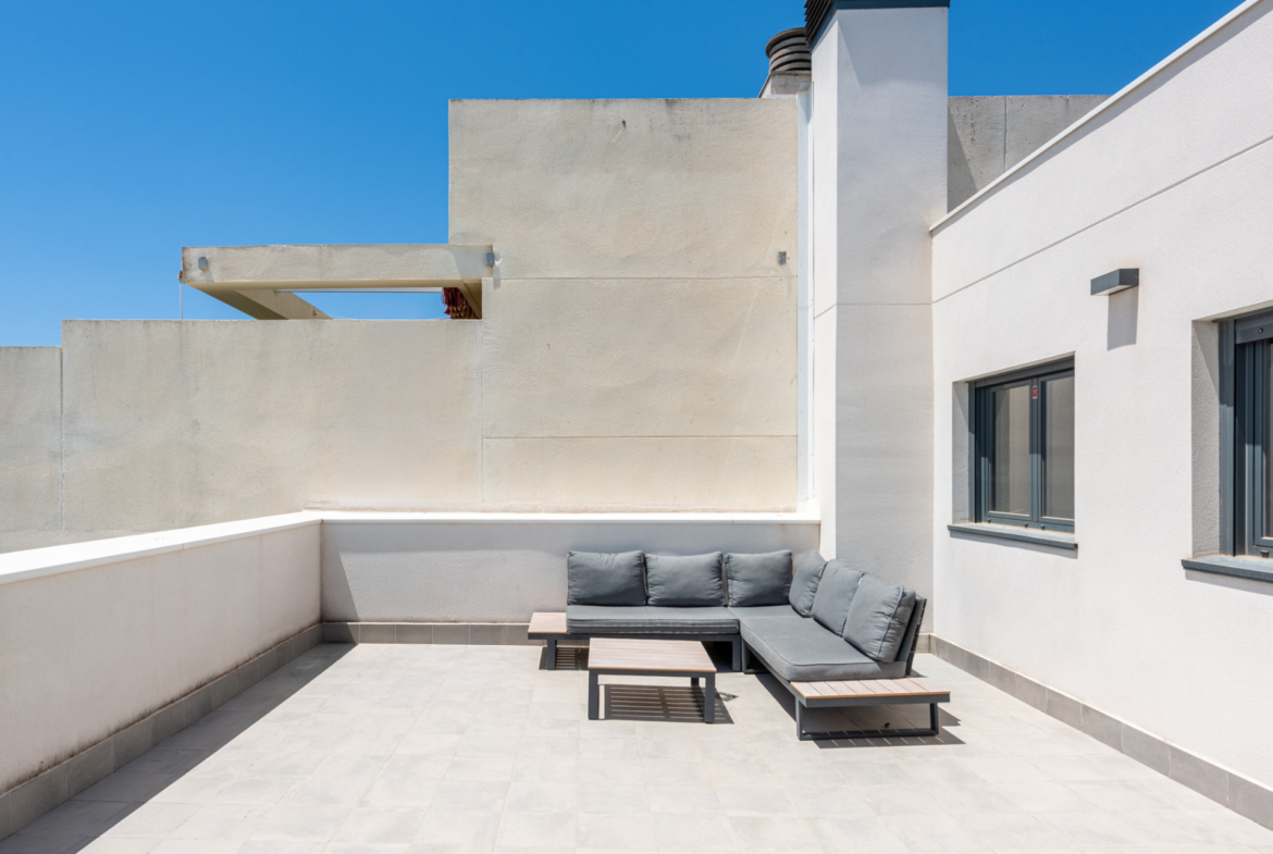Dit moderne penthouse met 3 slaapkamers en 2 badkamers is gelegen in een recent opgeleverd complex (2023) in de gewilde wijk Las Lagunas in Mijas Costa.