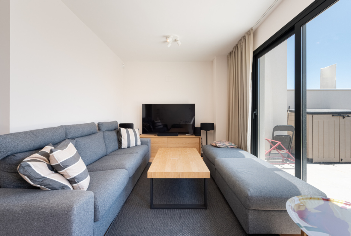 Dit moderne penthouse met 3 slaapkamers en 2 badkamers is gelegen in een recent opgeleverd complex (2023) in de gewilde wijk Las Lagunas in Mijas Costa.