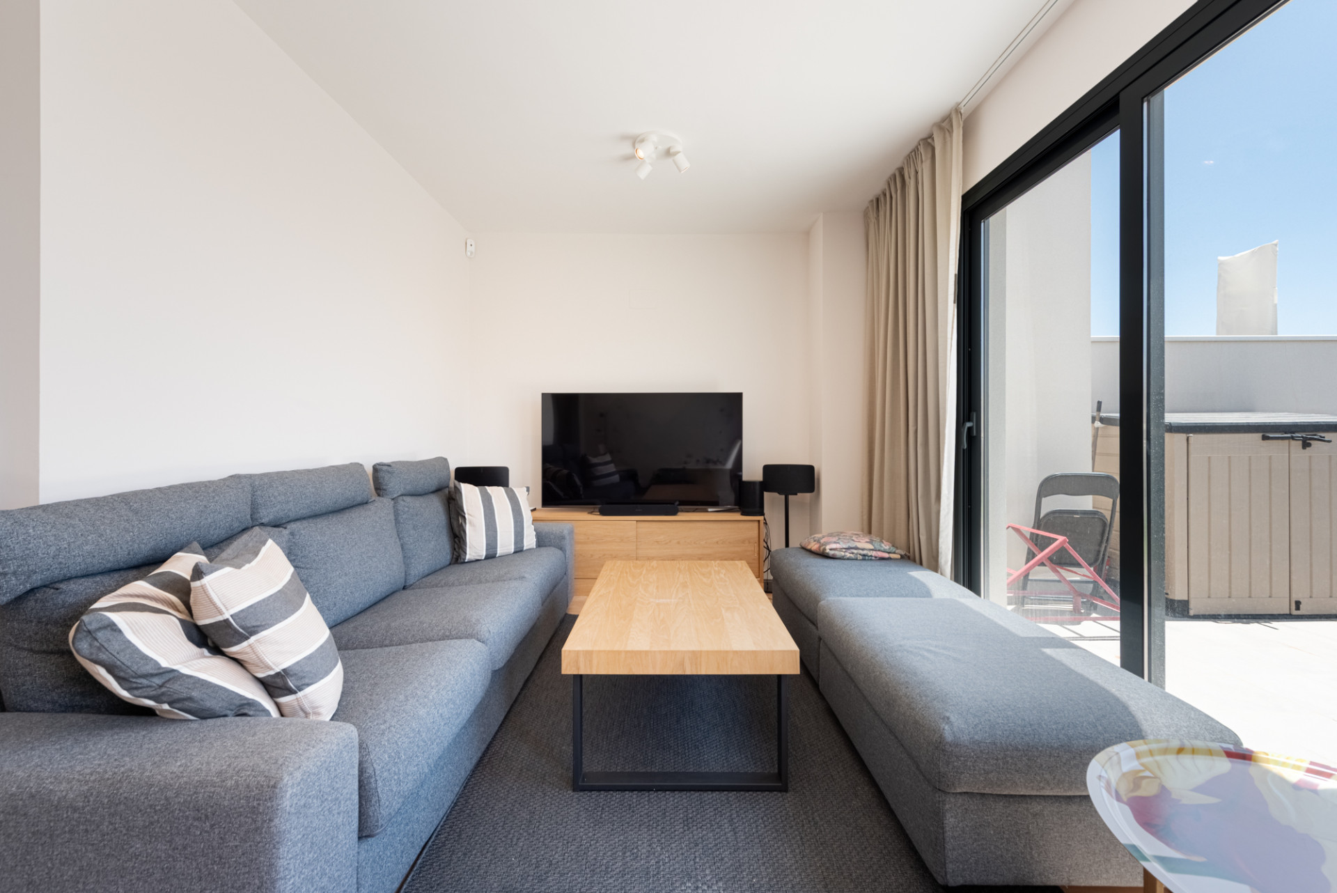 Dit moderne penthouse met 3 slaapkamers en 2 badkamers is gelegen in een recent opgeleverd complex (2023) in de gewilde wijk Las Lagunas in Mijas Costa.