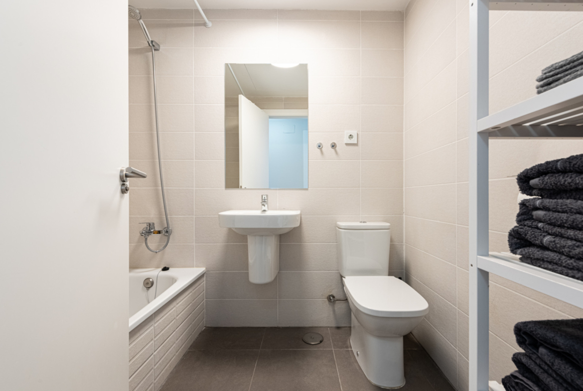Dit moderne penthouse met 3 slaapkamers en 2 badkamers is gelegen in een recent opgeleverd complex (2023) in de gewilde wijk Las Lagunas in Mijas Costa.