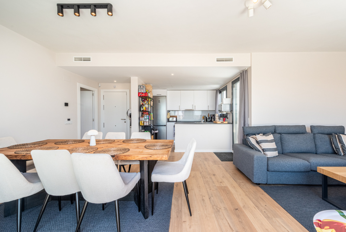 Dit moderne penthouse met 3 slaapkamers en 2 badkamers is gelegen in een recent opgeleverd complex (2023) in de gewilde wijk Las Lagunas in Mijas Costa.