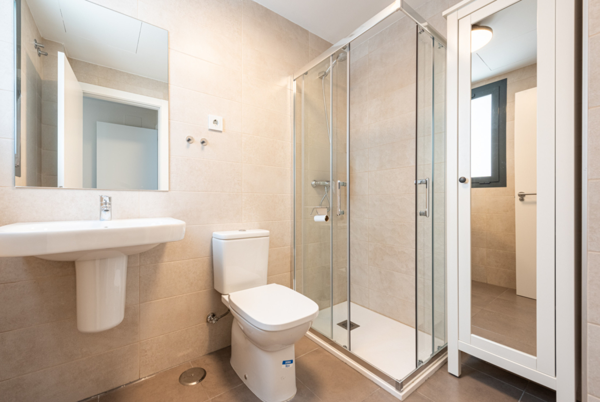Dit moderne penthouse met 3 slaapkamers en 2 badkamers is gelegen in een recent opgeleverd complex (2023) in de gewilde wijk Las Lagunas in Mijas Costa.