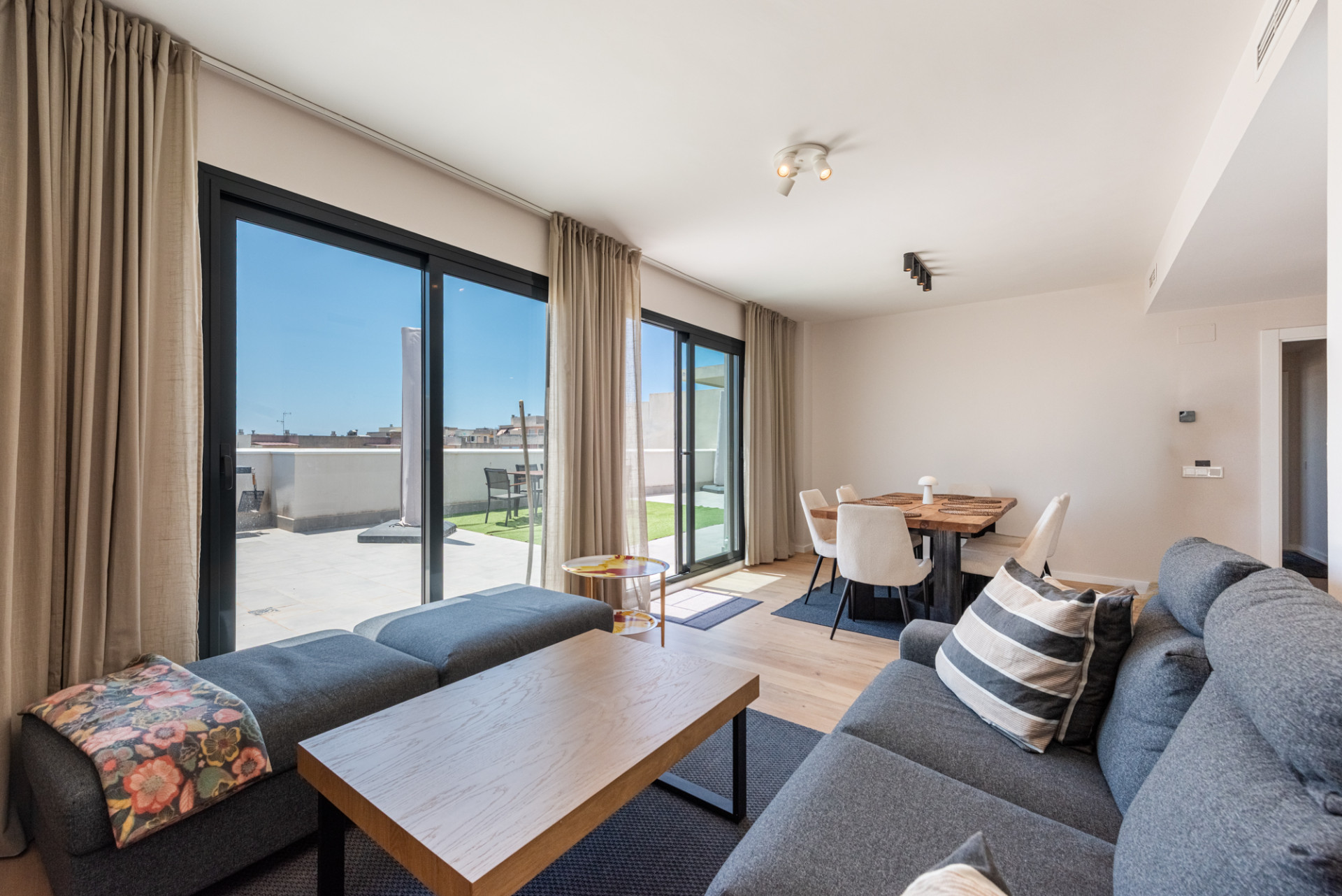 Dit moderne penthouse met 3 slaapkamers en 2 badkamers is gelegen in een recent opgeleverd complex (2023) in de gewilde wijk Las Lagunas in Mijas Costa.