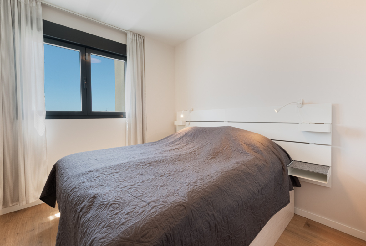 Dit moderne penthouse met 3 slaapkamers en 2 badkamers is gelegen in een recent opgeleverd complex (2023) in de gewilde wijk Las Lagunas in Mijas Costa.