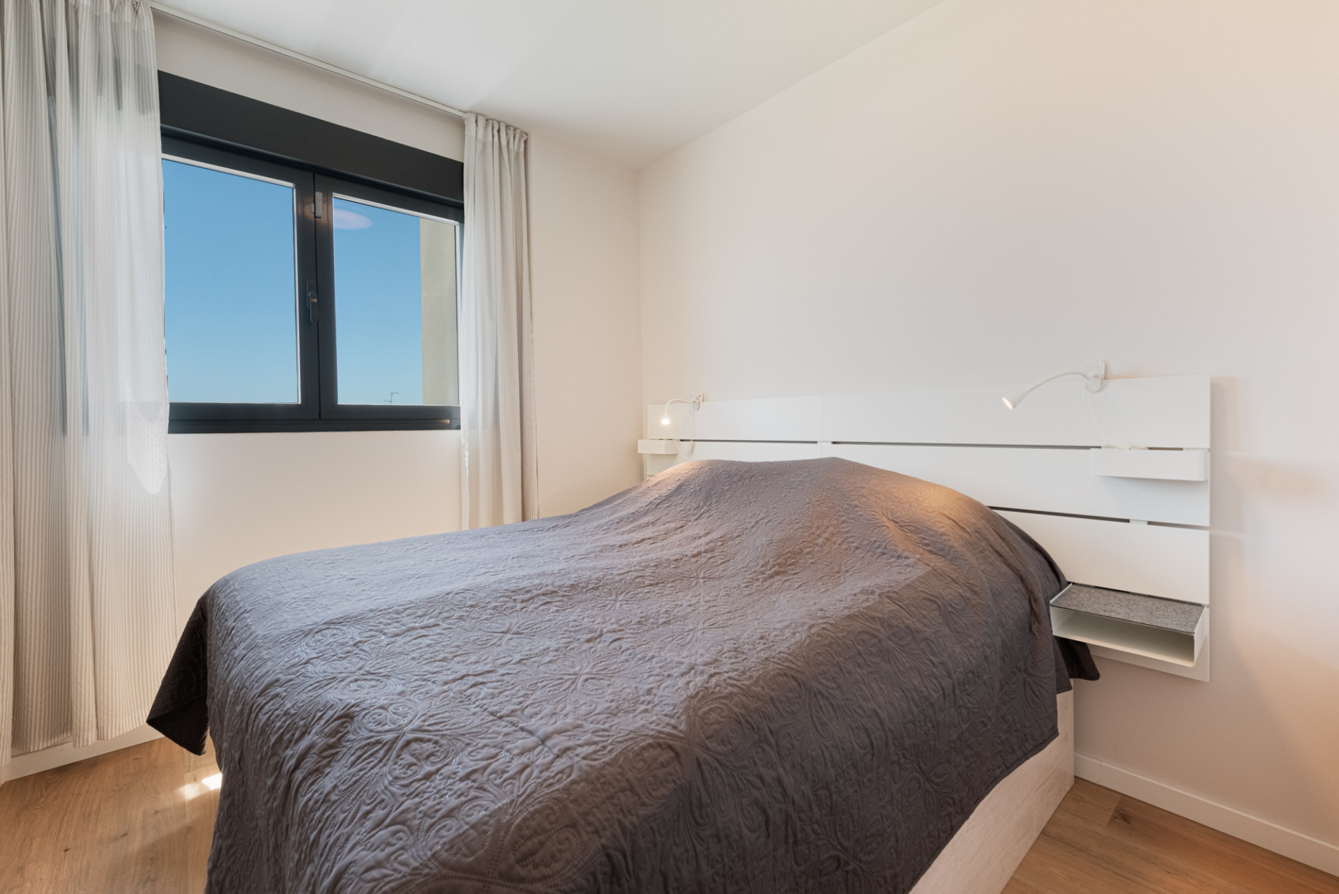 Dit moderne penthouse met 3 slaapkamers en 2 badkamers is gelegen in een recent opgeleverd complex (2023) in de gewilde wijk Las Lagunas in Mijas Costa.