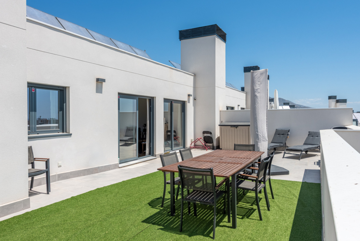 Dit moderne penthouse met 3 slaapkamers en 2 badkamers is gelegen in een recent opgeleverd complex (2023) in de gewilde wijk Las Lagunas in Mijas Costa.