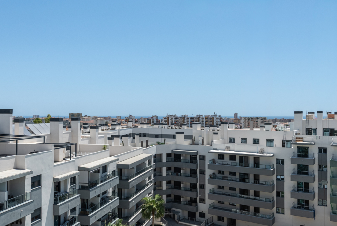Dit moderne penthouse met 3 slaapkamers en 2 badkamers is gelegen in een recent opgeleverd complex (2023) in de gewilde wijk Las Lagunas in Mijas Costa.