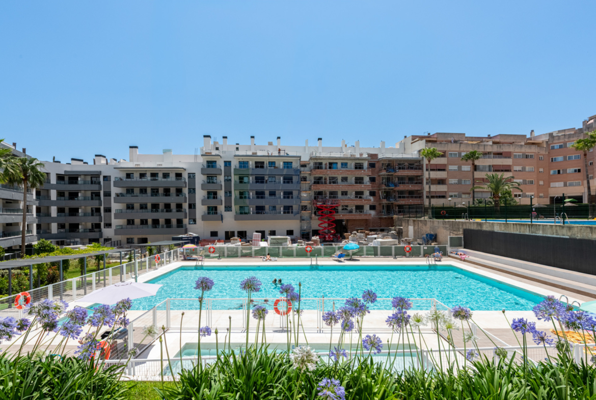 Dit moderne penthouse met 3 slaapkamers en 2 badkamers is gelegen in een recent opgeleverd complex (2023) in de gewilde wijk Las Lagunas in Mijas Costa.